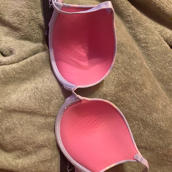 Pink bras - Picture 2 of 7